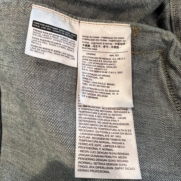 Ladies Levi’s Denim Jacket Size Medium - Picture 6 of 8